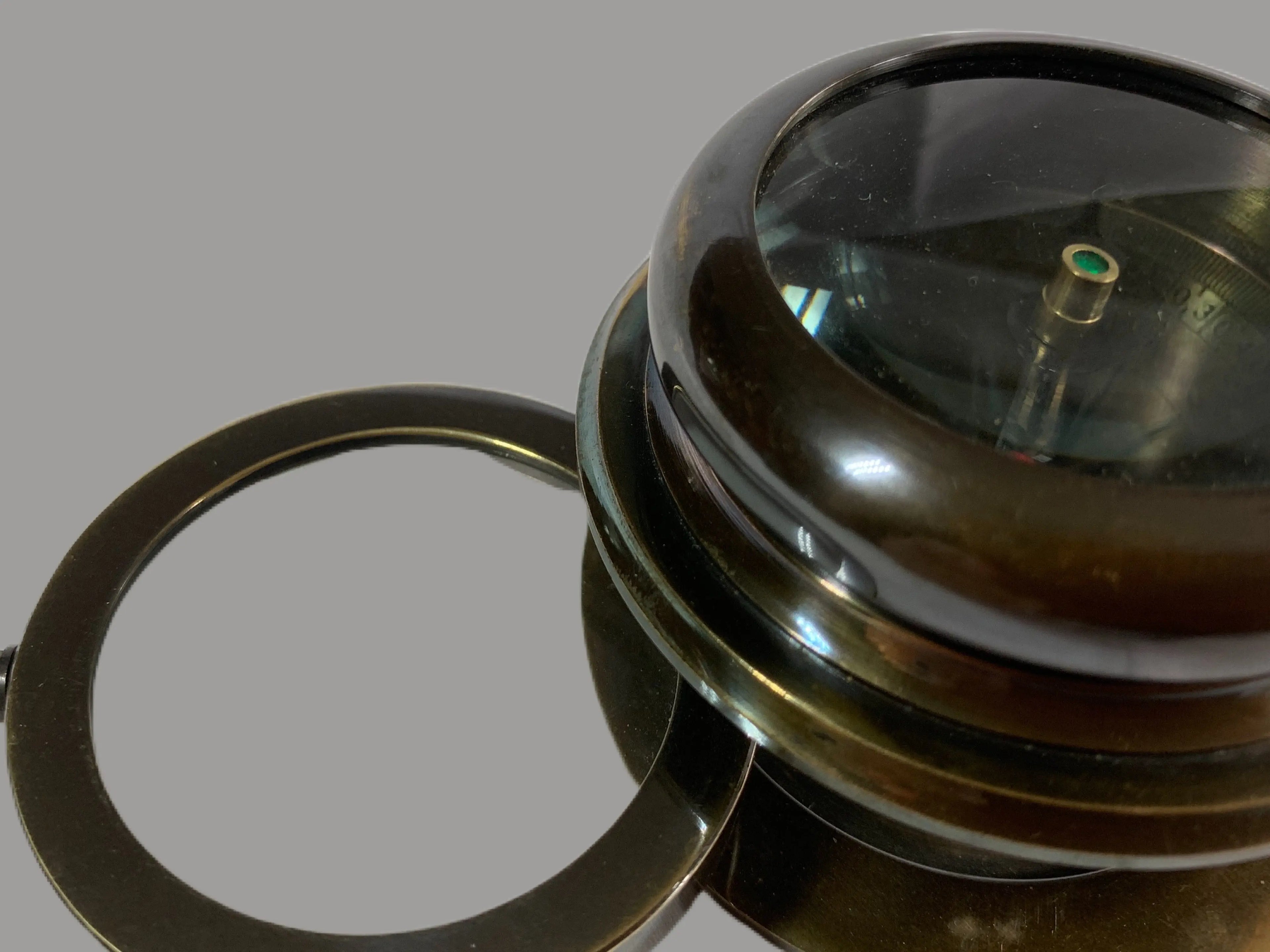 Magnifying compass