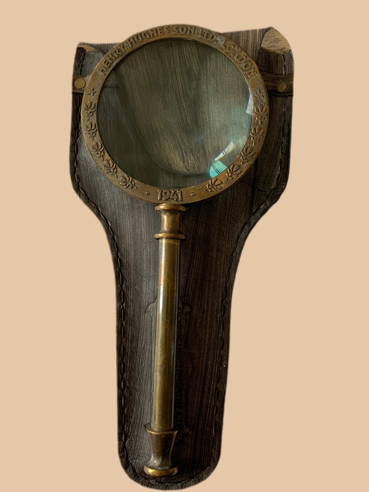 Heavy magnifier with leather case